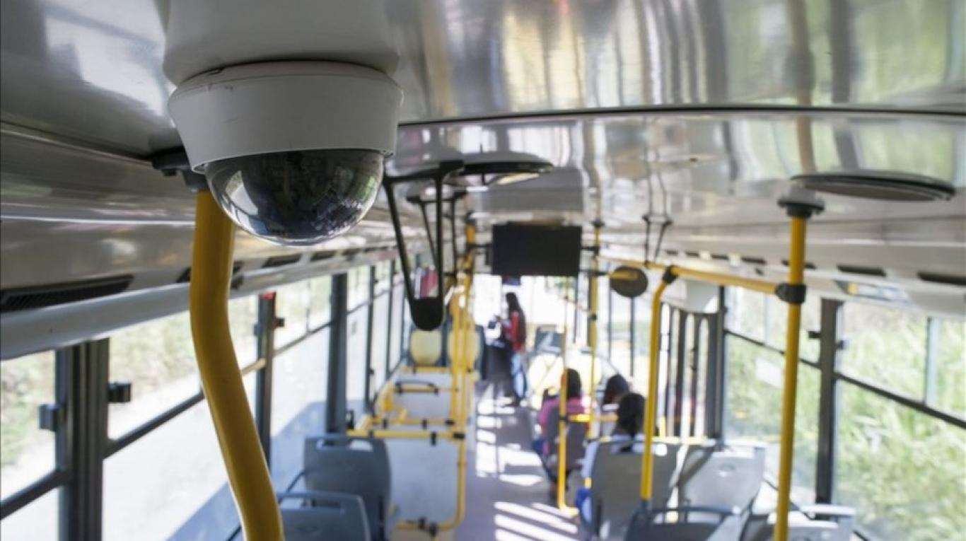 Камеры общественного транспорта. Видеонаблюдение в автобусе. Видеокамера в автобусе. Камера видеонаблюдения в автобусе. Видеонаблюдение в троллейбусе.